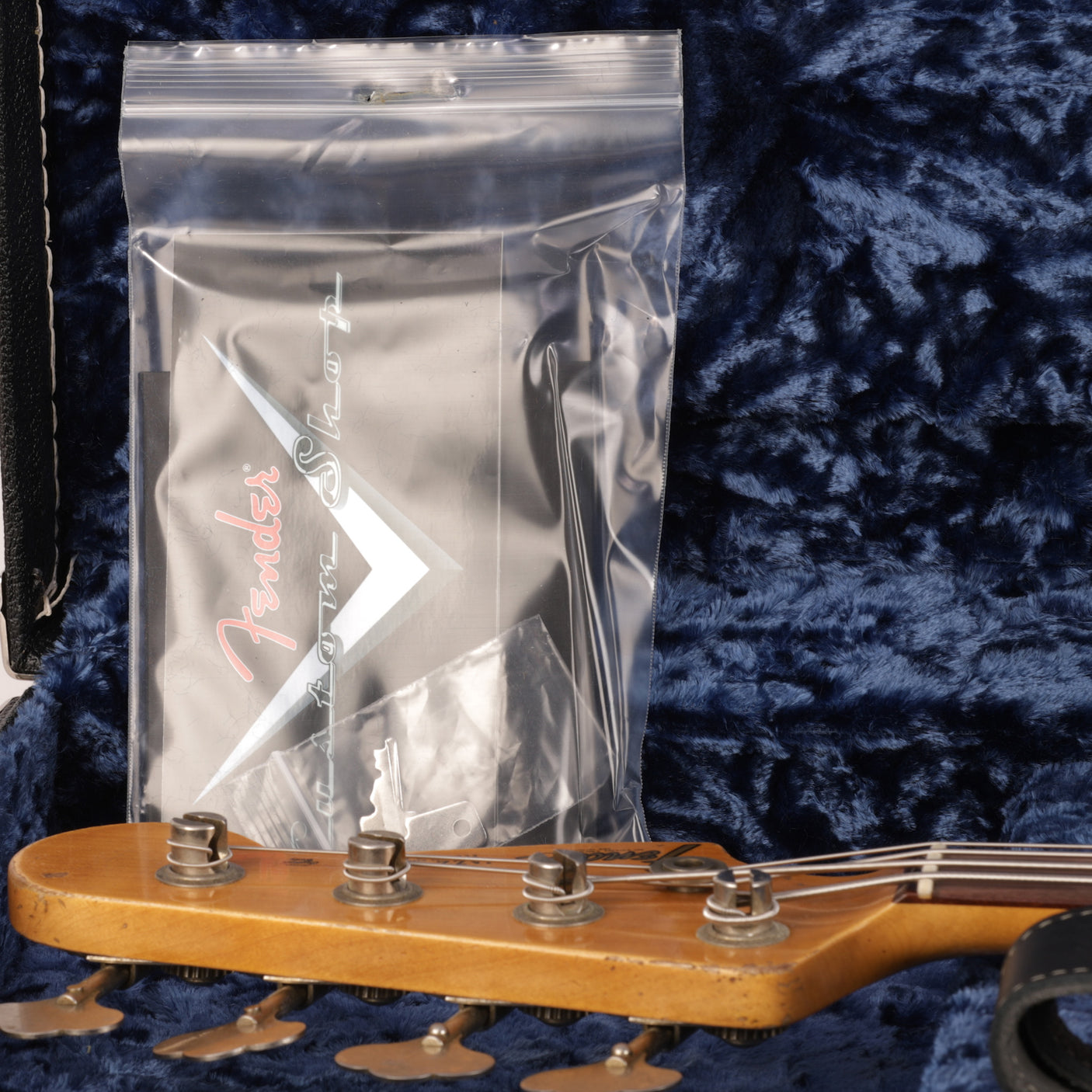 Fender Custom Shop 1961 Jazz Bass, Ash Heavy Relic - Aged Vintage White - CHUCKSCLUSIVE - #R124796