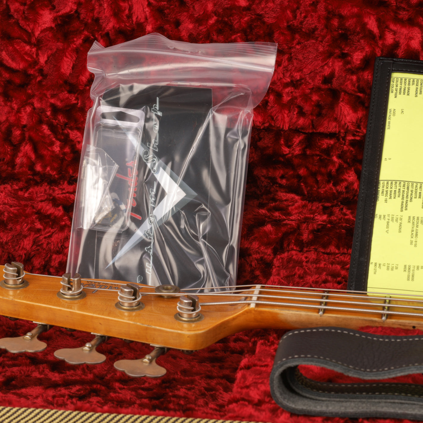 Fender Custom Shop 1951 Precision Bass Heavy Relic - Aged Vintage White - CHUCKSCLUSIVE - #XN3724